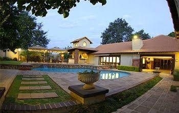Accolades Boutique Venue0