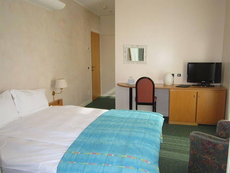 Hotel La Villa0
