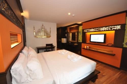 Superior Double or Twin Room with Partial Sea View