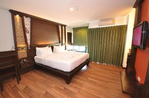 Superior Double or Twin Room with Partial Sea View