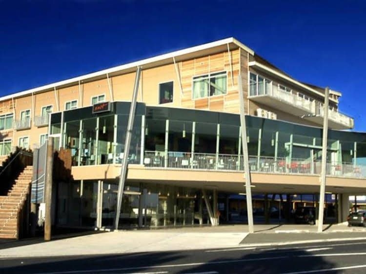The Waterfront Hotel4