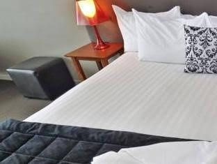 The Waterfront Hotel3