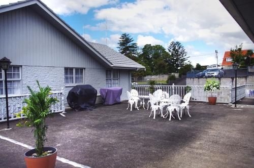 ทูดอร์ มอเตอร์ ลอดจ์ (Tudor Motor Lodge)1