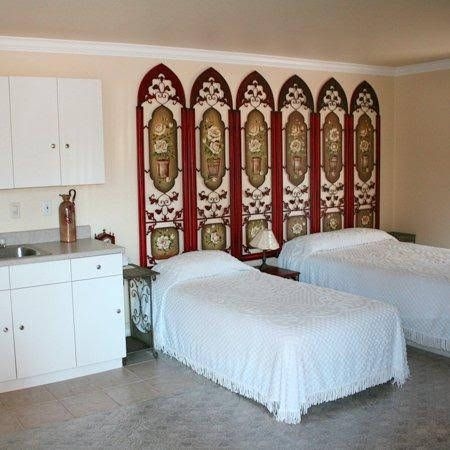 Monterey Fireside Lodge0