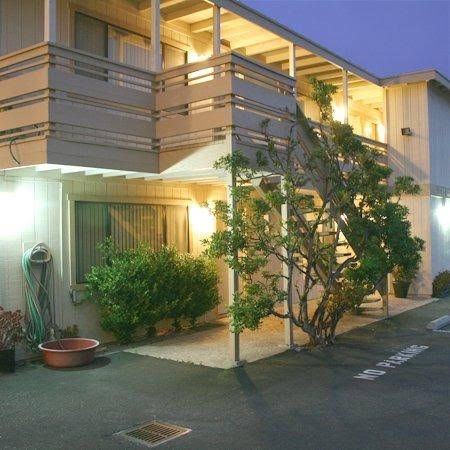Monterey Fireside Lodge2