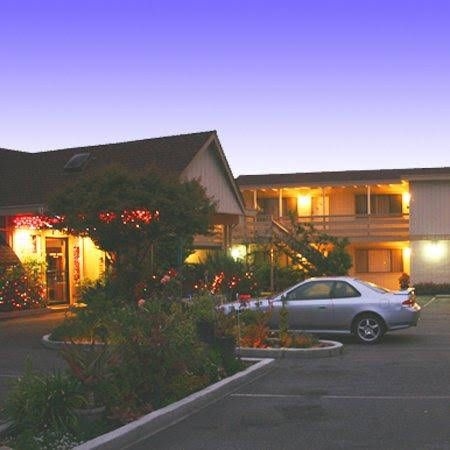 Monterey Fireside Lodge3
