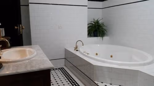 Luxury Suite with Spa Bath