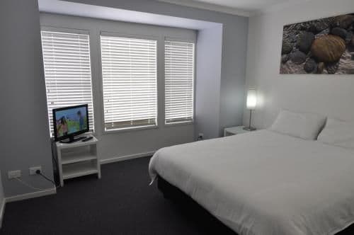 Three-Bedroom Apartment with Pool View (number 6)