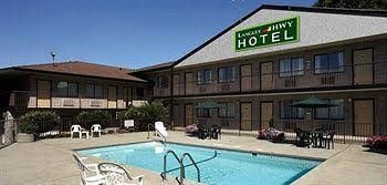 Langley Hwy Hotel4