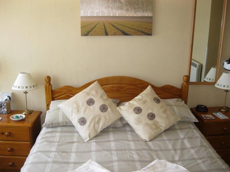 Channel View Guest House0