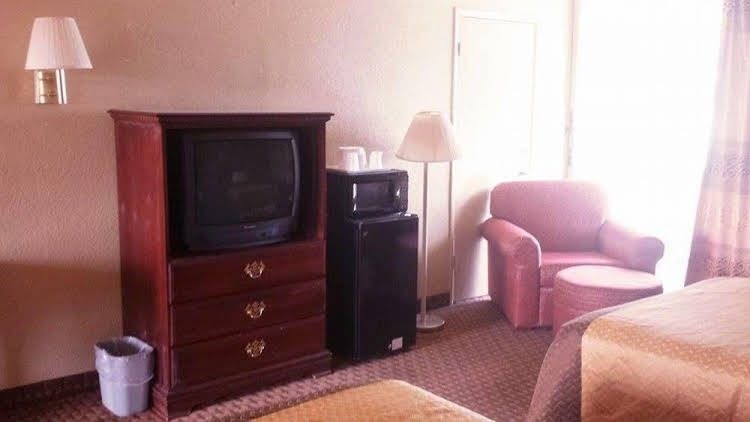 มิดทาวน์ อินน์ แอนด์ สวีท (Mid Towne Inn & Suites)0