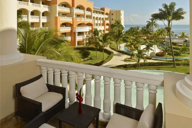 JUNIOR SUITE POOL VIEW