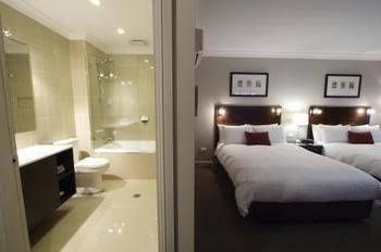 คาร์ไลล์ สวีต แอนด์ อพาร์ตเมนท์ (Carlyle Suites & Apartments)1