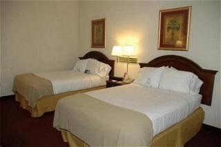 Holiday Inn Express Broadway1