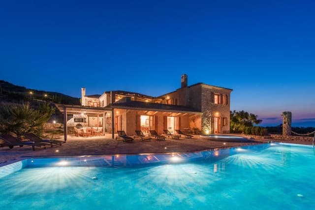 VILLA SIX BEDROOMS WITH PRIVATE POOL