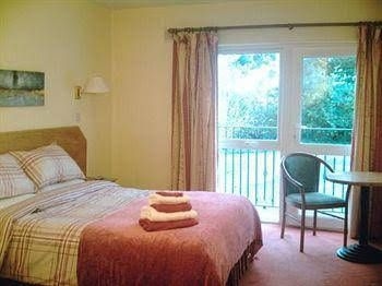 Glenmore House0