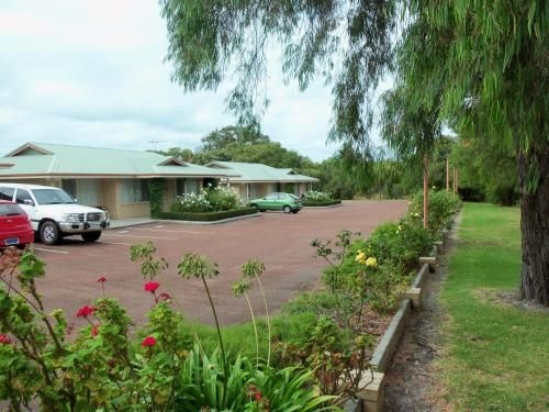 โรงแรมอีมู พอยท์ (Emu Point Motel)0