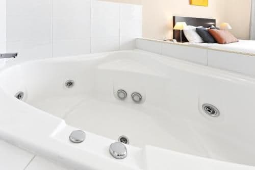 Two-Bedroom Apartment with Spa Bath