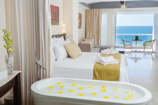 JUNIOR SUITE CLUB TWO QUEEN BEDS