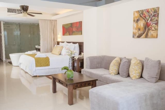 JUNIOR SUITE CLUB TWO QUEEN BEDS
