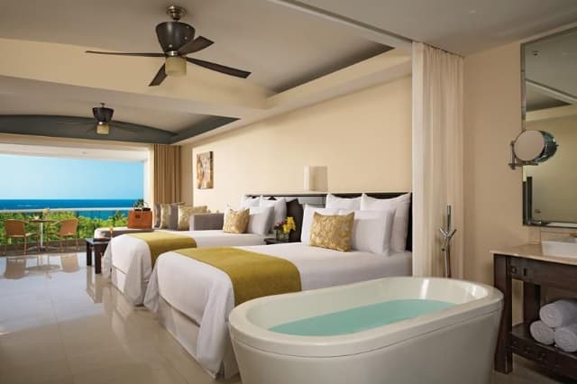 JUNIOR SUITE CLUB TWO QUEEN BEDS