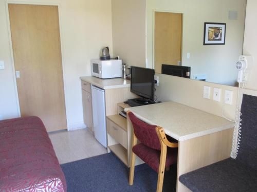 อัลฮัมบรา โอ๊ค มอเตอร์ ลอดจ์ (Alhambra Oaks Motor Lodge)1