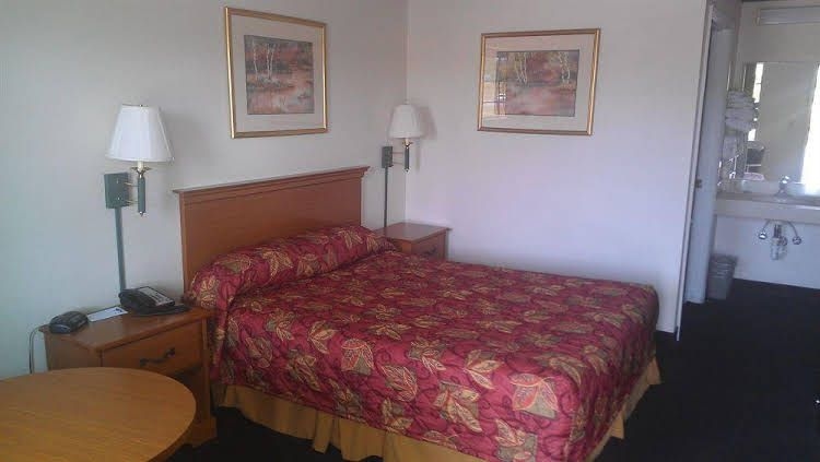 Peach Tree Inn0