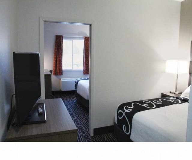 DOUBLE TWO QUEEN BEDS