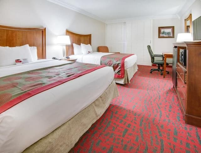 DOUBLE TWO QUEEN BEDS