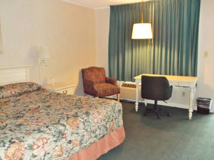 America's Best Inn & Suites Wilmington2