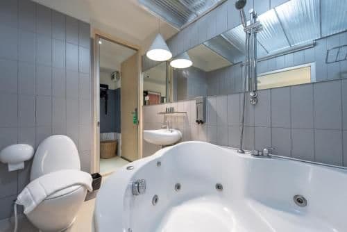 Queen Suite with Spa Bath