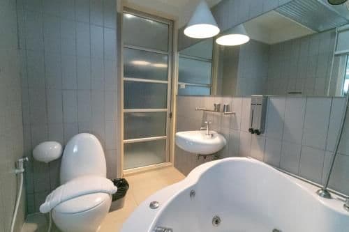 Queen Suite with Spa Bath