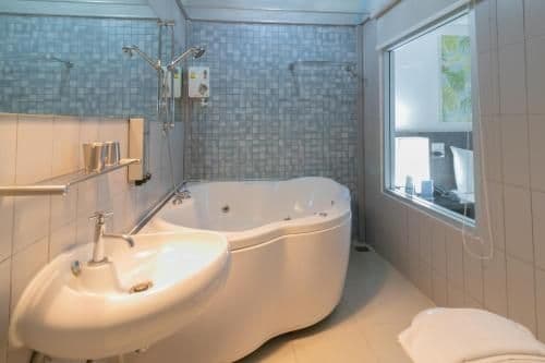 Queen Suite with Spa Bath