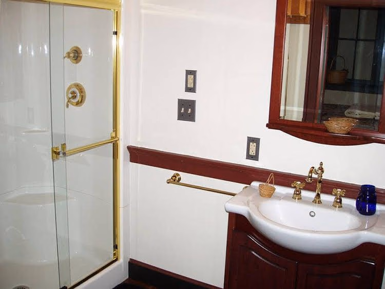 Brownstone Colonial Inn2