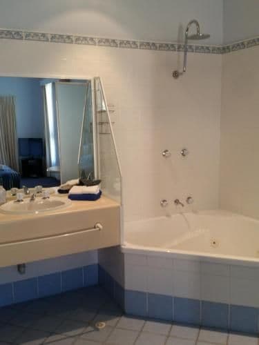 Queen Suite with Spa Bath
