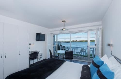 Executive Queen Suite - Water Front