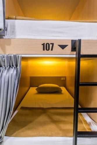 18 คอยน์ บัดเจ็ต โฮเทล (18 coins budget hotel)1