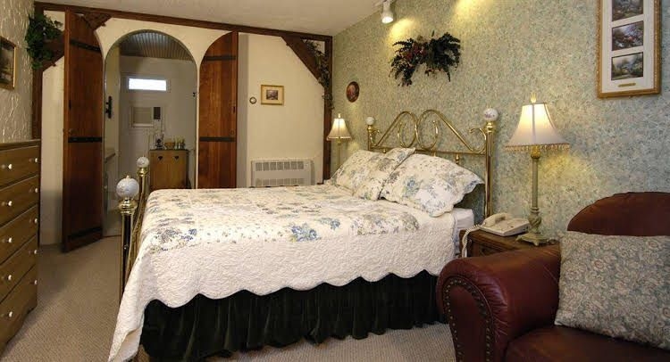 Wren's Nest Village Inn4
