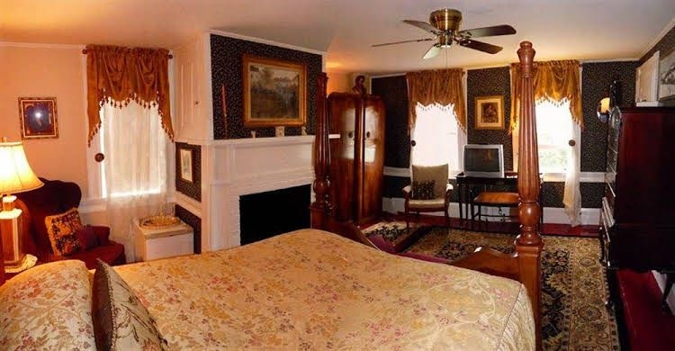 Holiday Guest House Bed & Breakfast1