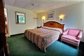 Rodeway Inn Lake George Outlets3