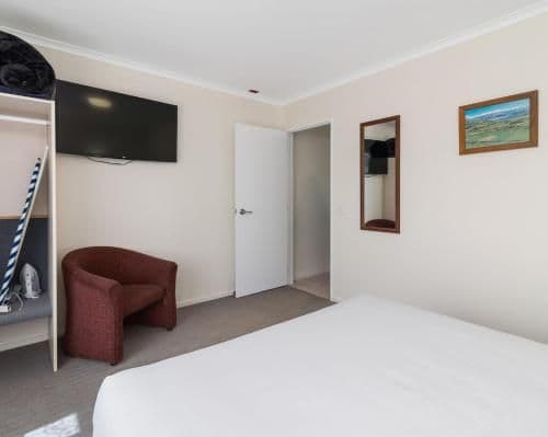 One-Bedroom Bath Suite (3 Adults)