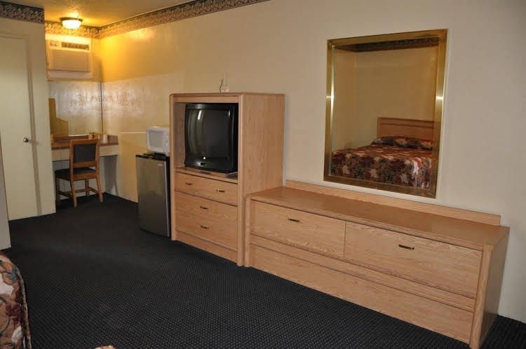 Travelers Inn Manteca2