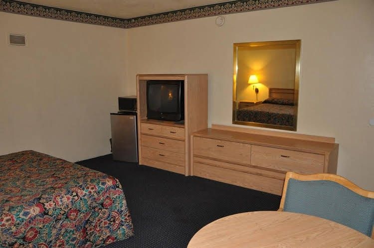 Travelers Inn Manteca0