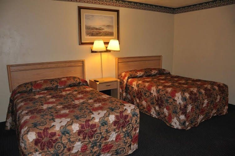 Travelers Inn Manteca3