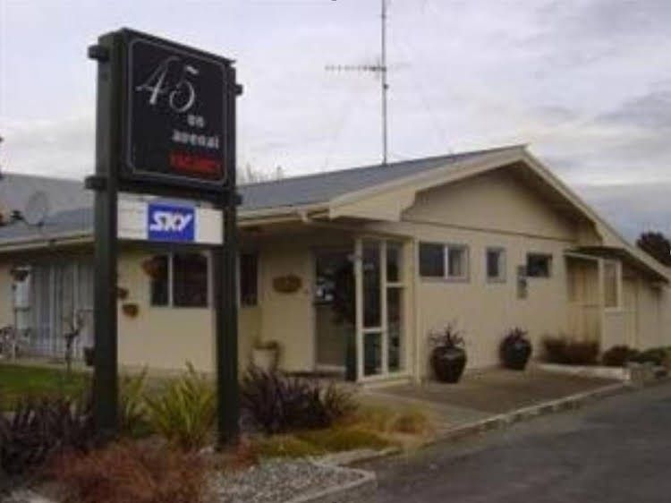 45 ออน อเวนัล โมเต็ล (45 on Avenal Motel)0