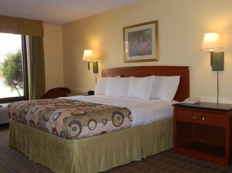 Regency Hotel & Conference Center4