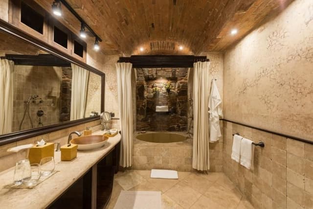 SUITE CAPACITY 2