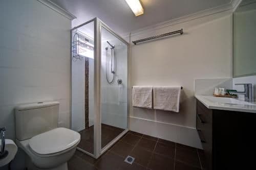 Two-Bedroom Apartment - Lake View- 3 Night min.