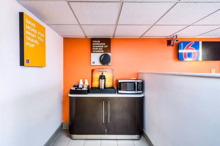 Motel 6 Lansing2