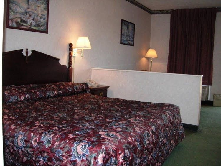 Americas Best Inn & Suites Greenwood1